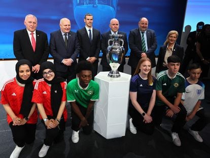 Representantes de los distintos países donde se celebrará la Euro 2028, este martes en Nyon (Suiza).