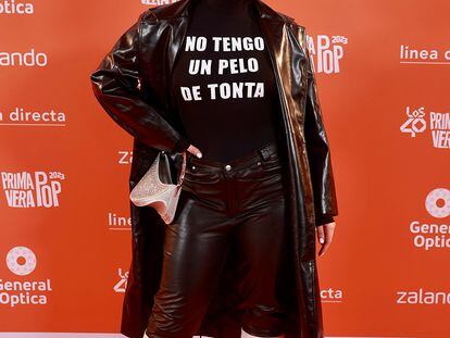 Nathy Peluso, a su llegada a LOS40 Primavera Pop para protagonizar una de las actuaciones de la noche. Eligió un look futurista que recordaba al de la Trinity de Matrix, con una camiseta con mensaje en la que se podía leer "Ni un pelo de tonta".