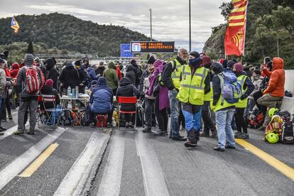 Alguns manifestants han optat per portar taules i cadires de càmping a la protesta, que es prolonga durant moltes hores.