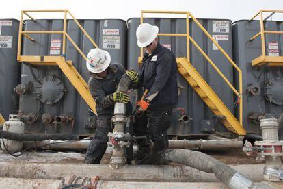 Dos trabajadores en una explotación de 'fracking' de Dakota del Norte (EE UU)