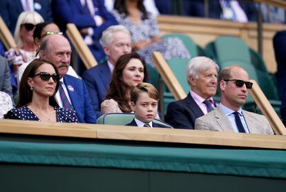 El principe Guillermo y su mujer Kate, la duquesa de Cambridge, asistieron a la final de Wimbledon. Entre ambos, su primogénito, el principe Jorge. Los tres disfrutaron del partido que enfrentó a Novak Djokovic y Nick Kyrgios desde el Palco Real.