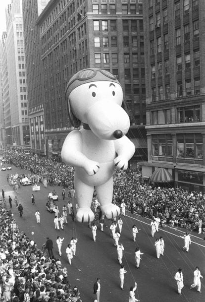 Un globo gigante de Snoopy, hinchado con helio, en el desfile de Acción de Gracias de Nueva York en Broadway el 22 de noviembre de 1979.