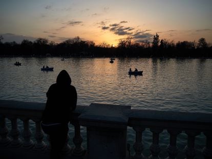 Una persona observa el atardecer en el Parque del Retiro, en Madrid, este miércoles.