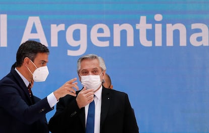 El presidente de España, Pedro Sánchez con el presidente argentino, Alberto Fernández, el pasado miércoles en la Casa Rosada de Buenos Aires (Argentina).