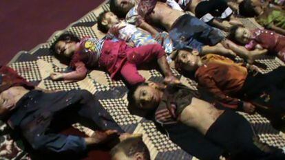 Imagen facilitada a France Presse por un portal opositor al régimen de El Asad con cadáveres de víctimas infantiles en la matanza de Hula (centro de Siria).