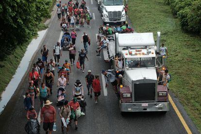 Migrantes avanzan hacia el norte caminando y a bordo de camiones en una carretera en Mapastepec, Chiapas, el pasado sábado.