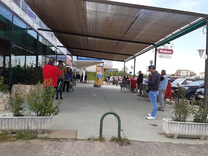 Gente haciendo cola para comprar en un establecimiento de Escalona, en Toledo, en una imagen cedida por el Ayuntamiento de la localidad.