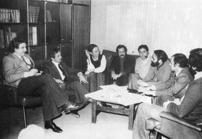 Enric Sopena, Tristán la Rosa, Margarita Rivière, Lluís Molla, Salvador Alsius, Carlos Pérez de Rozas y Pere Oriol Costa, en el jovencísimo Consejo de Redacción del 'Diario de Barcelona' de mediados los años 70.