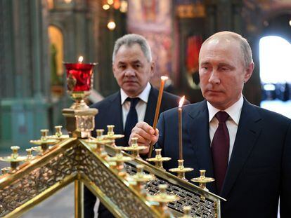 El presidente ruso Vladimir Putin visita la Catedral de las Fuerzas Armadas en Moscú el 22 de junio de 2020.