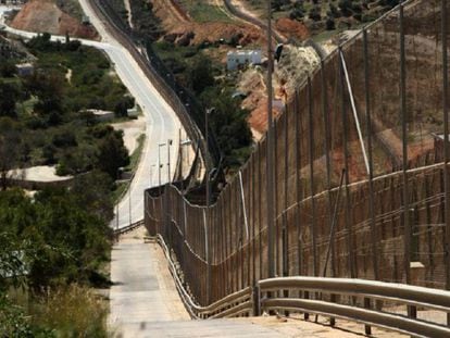 Panorámica general de la valla fronteriza de Melilla y, a su derecha, la valla marroquí.