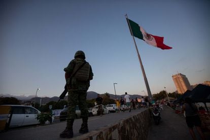 Los marinos protegen el malecón de Acapulco al caer la tarde