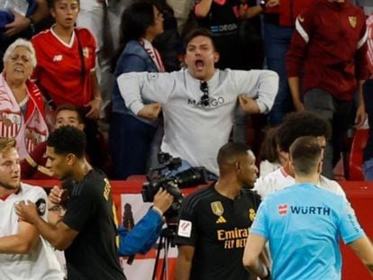 Momento en el que el aficionado hace el gesto racista durante el desarrollo del Sevilla-Madrid.