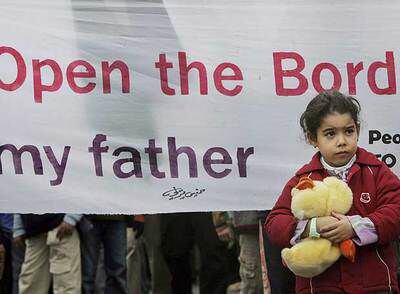 Una niña palestina participa en una protesta infantil contra el bloqueo de Israel a la entrada de fuel en la franja, ayer en Gaza.