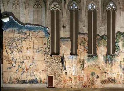 Fotomontaje que, sobre un solo plano, muestra el conjunto cerámico de Miquel Barceló que recubre las paredes de la capilla del Santísimo de la catedral de Palma.