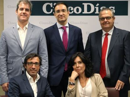 De pie y de izquierda a derecha; Christian Palomino (Meli&aacute; Hotels International), Juan F. Gago (Minsait-Indra), Felipe Amores (F&aacute;brica Nacional de Moneda y Timbre); sentados, Jos&eacute; Cabanas (Estrella Galicia) y Mar Pereira (Agencia para la Modernizaci&oacute;n Tecnol&oacute;gica de Galicia). 
 
 