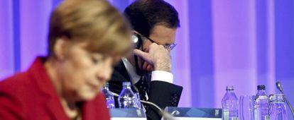 La canciller alemana, &Aacute;ngela Merkel (en primer plano), y Mariano Rajoy durante la reuni&oacute;n del Partido Popular Europeo en Dubl&iacute;n. 