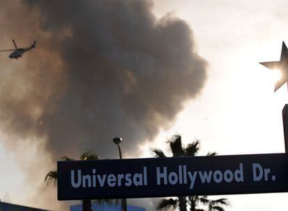 Más de 300 bomberos, con el respaldo de helicópteros, tratan de controlar las llamas que comenzaron en la madrugada en Hollywood