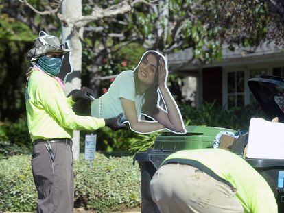 El cartel publicitario de Ana de Armas que Ben Affleck envió a la basura en Los Ángeles.