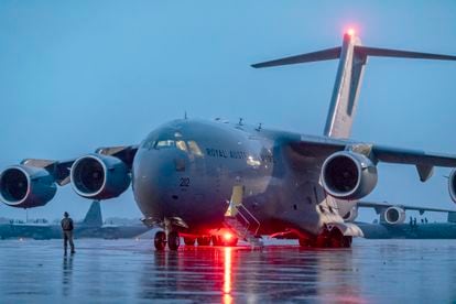 Un avión australiano se dispone a despegar con ayuda militar para Ucrania.
