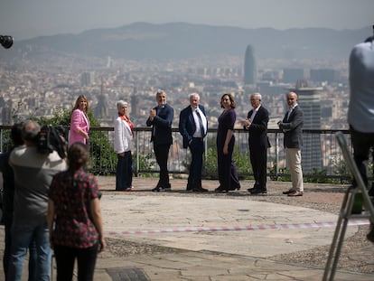 Jaume Collboni, Ernest Margall, Ada Colau y Xavier Trias, acompañados de Eva Parera, Anna Grau y Daniel Sirera, en una foto de campaña para EL PAÍS.