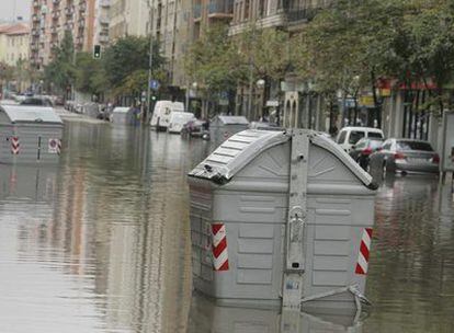 Aspecto de una de las calles del centro de Salamanca tras las lluvias caídas ayer.