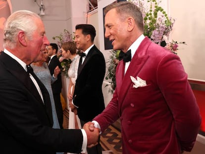 El príncipe de Gales, Carlos de Inglaterra, y Daniel Craig, en el estreno de 'Sin tiempo para morir', la última película del actor como James Bond, en el Royal Albert Hall de Londres, el 28 de septiembre de 2021.