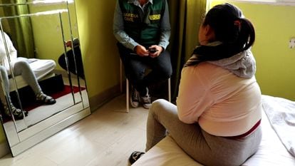 Una víctima de trata con fines de explotación sexual tras una operación de la Guardia Civil. / Foto cedida por la Guardia Civil