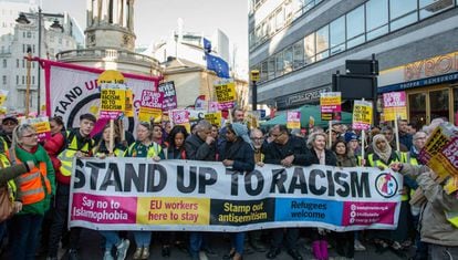 Manifestación en Reino Unido contra el auge del fascismo y el racismo en Europa.