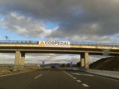 Cartel de protesta en la A-3 entre Tarancón y Honrubia (Cuenca) por los recortes en sanidad aprobados por el Gobierno de Cospedal.