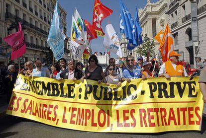 Un grupo de manifestantes recorre las calles de Marsella.