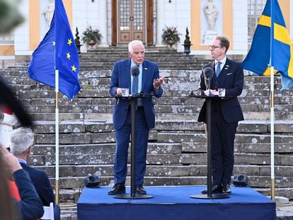 El alto representante para la Política Exterior de la UE, Josep Borrell, junto al ministro de Exteriores sueco, Tobias Billström, en una rueda de prensa en Marsta, al norte de Estocolmo, este viernes.