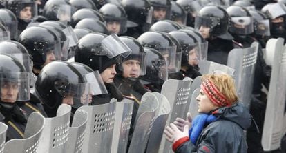 Una mujer dialoga con la polic&iacute;a durante una manifestaci&oacute;n.