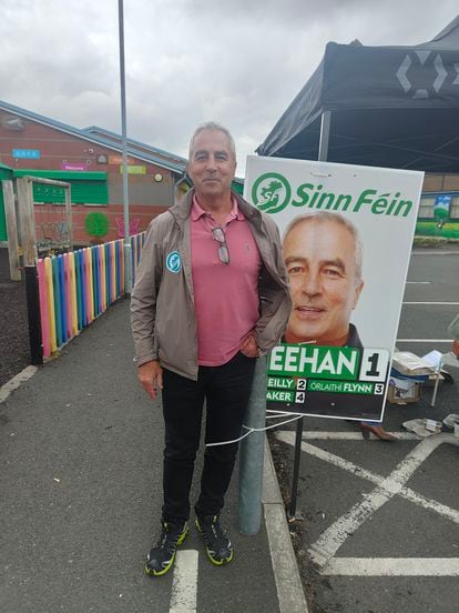 Pat Sheehan, el candidato del Sinn Féin en Belfast Oeste, este jueves en un colegio electoral.