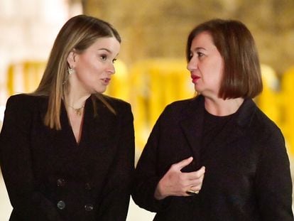 Marga Prohens y su antecesora, la hoy presidenta del Congreso, Francina Armengol, charlan antes del concierto de Projecte Home celebrado en la catedral de Palma de Mallorca, este lunes.