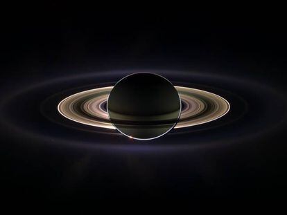 Con el gigante Saturno suspendido en la oscuridad y protegiendo a 'Cassini' del cegador resplandor solar, la astronave vio los anillos como nunca antes.