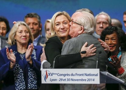 Marine Le Pen recibe la felicitaci&oacute;n de su padre en el Congreso de Lyon. 