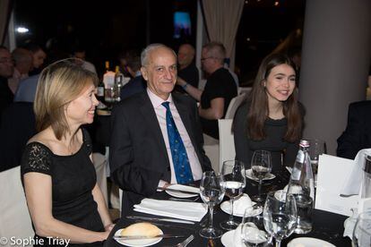 Pía Cramling, a la izquierda, junto a Juan Manuel Bellón y la hija de ambos, Anna, el pasado 26 de enero, durante la cena inaugural del abierto de Gibraltar