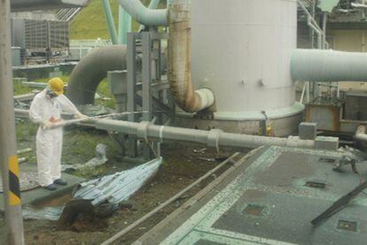 Un trabajador analiza los niveles de radiación en los reactores 1 y 2 de la central de Fukushima, en Japón.