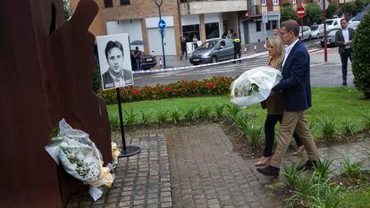 Alberto Núñez Feijóo y Marimar Blanco asisten este jueves a la ofrenda floral ante el monolito en recuerdo a Miguel Ángel Blanco en Ermua (Bizkaia).