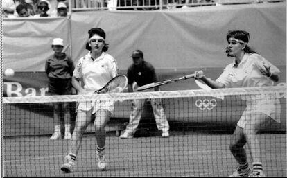 Conchita Martínez y Arantxa Sánchez Vicario, en un momento del partido de dobles que disputaron con las francesas Demonge y Tauziat, a las que vencieron por 6-2 y 6-4, en los Juegos Olímpicos de Barcelona.