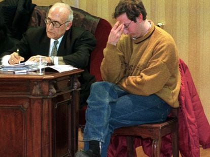 Francisco Javier Almeida (a la derecha) en un juicio el año 2000 en el que fue condenado.