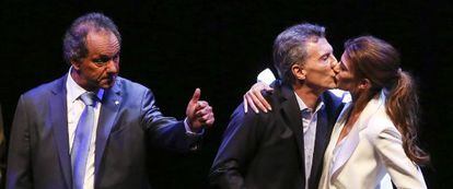 Macri recibe el beso de su esposa mientras Scioli saluda al p&uacute;blico tras el debate electoral del pasado 18 de noviembre. 