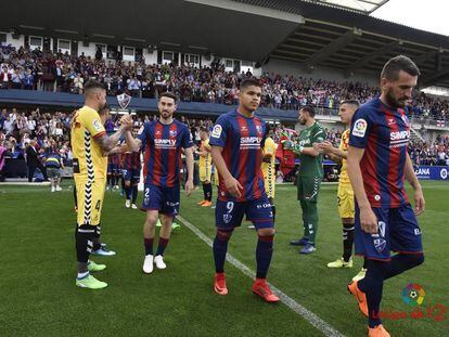 Los jugadores del Nástic le hacen el pasillo a los del Huesca previo al partido.
