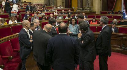 Un grupo de diputados de Junts pel S&iacute; en el Parlament durante un receso del pleno.