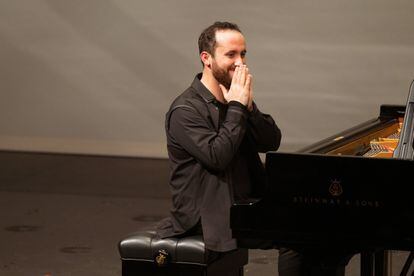 Un gesto característico del pianista Igor Levit en su recital de la tarde del viernes en la Staatsoper unter den Linden.