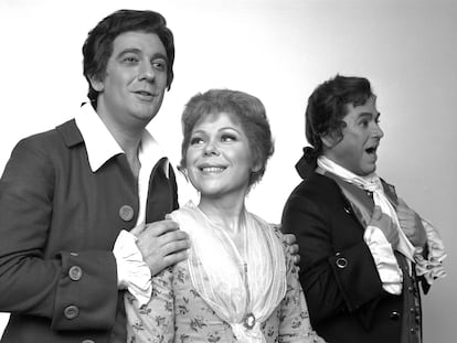 Plácido Domingo, Renata Scotto y Pablo Elvira en marzo de 1980 en el Metropolitan Opera de Nueva York.