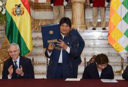 El presidente de Bolivia, Evo Morales (c), promulgó la Ley de Promoción de Inversiones que ofrece incentivos a las empresas y establece que las controversias con los inversores se deben resolver solo en los tribunales bolivianos. ABI