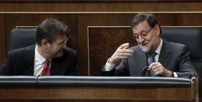 Rafael Catal&aacute; (izquierda), ministro de Justicia junto a Mariano Rajoy.