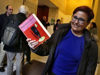 Mari Jose Olaziregi, encargada de la edici&oacute;n y directora de la Promoci&oacute;n y Difusi&oacute;n del Euskera del Instituto Vasco Etxepare, sostiene un ejemplar del libro.  
