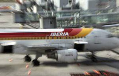 Un avión de Iberia en una de las pistas del aeropuerto de Barajas de Madrid. EFE/Archivo
